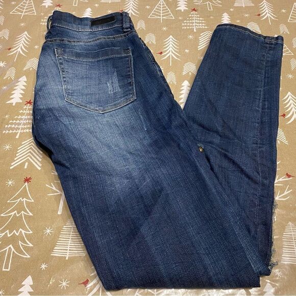 BLANK NYC jeans, with star pattern on the front legs, 28 W and 30 L. (J29) - Picture 2 of 8